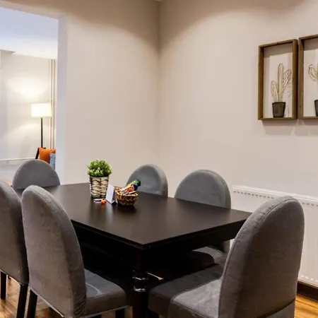 Charming Bright 4bd2bath Balcony Pad #368