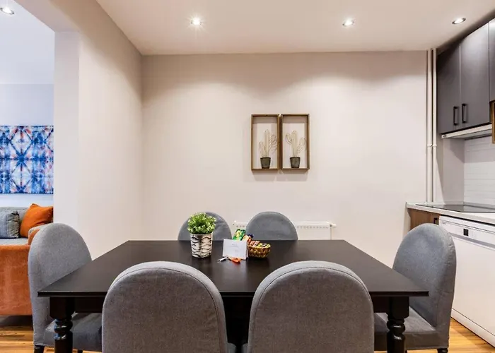 Charming Bright 4bd2bath Balcony Pad #368