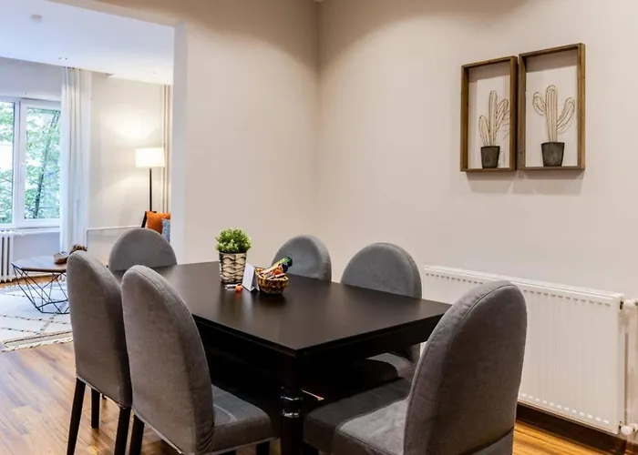 Charming Bright 4bd2bath Balcony Pad #368