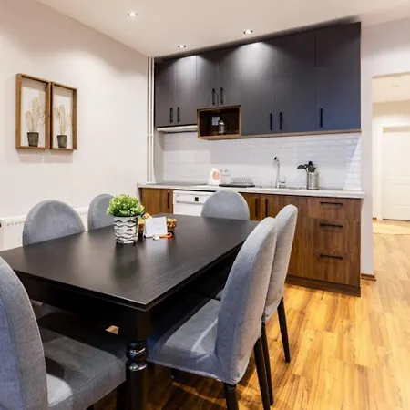 Charming Bright 4bd2bath Balcony Pad #368 Apartment